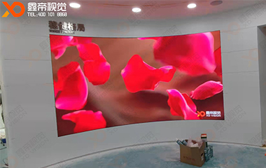 深圳稳健展厅两块户内弧形LED屏项目